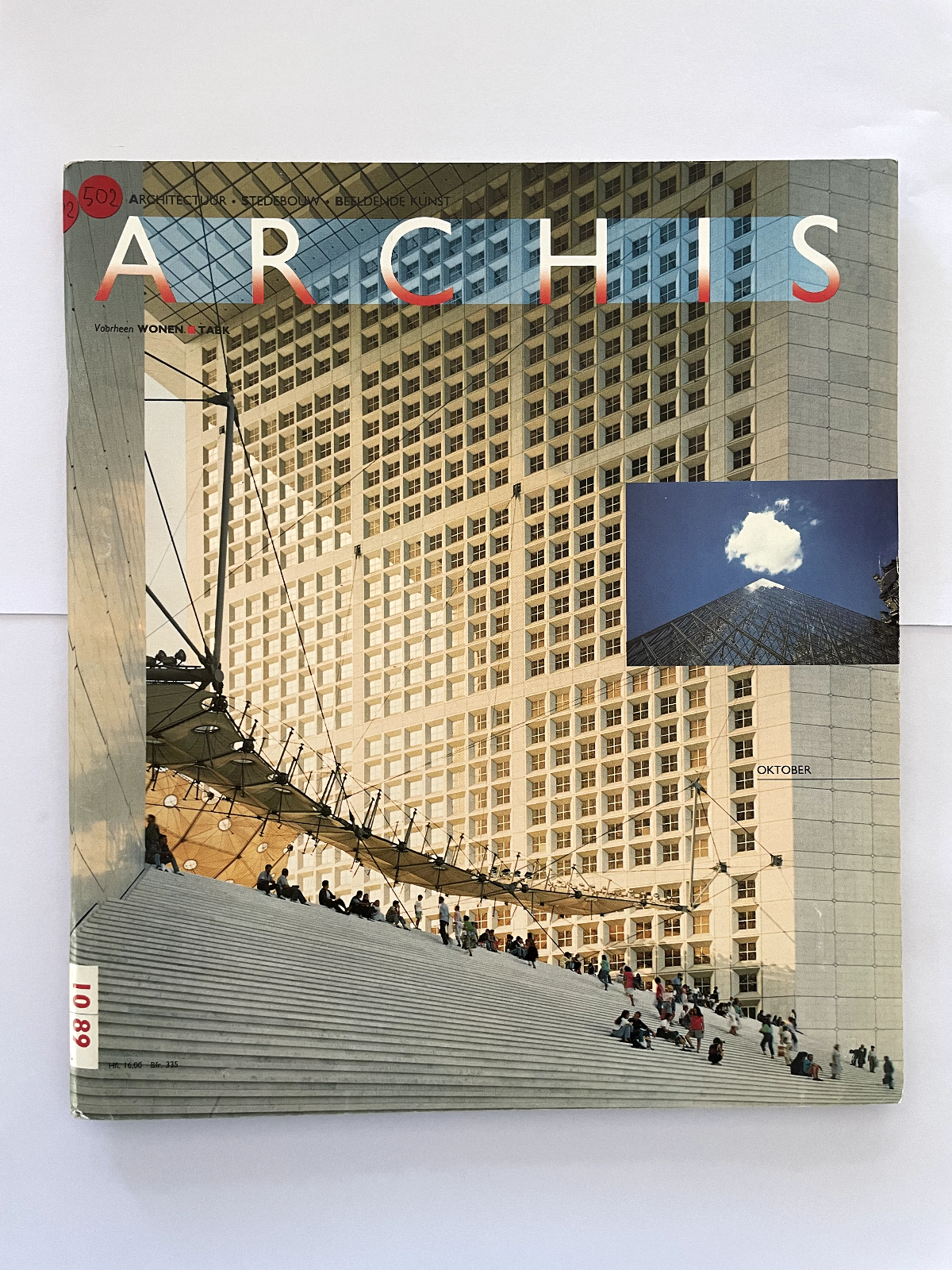 Rivista vintage italiana di architettura Archis che presenta design urbano moderno e fotografia strutturale