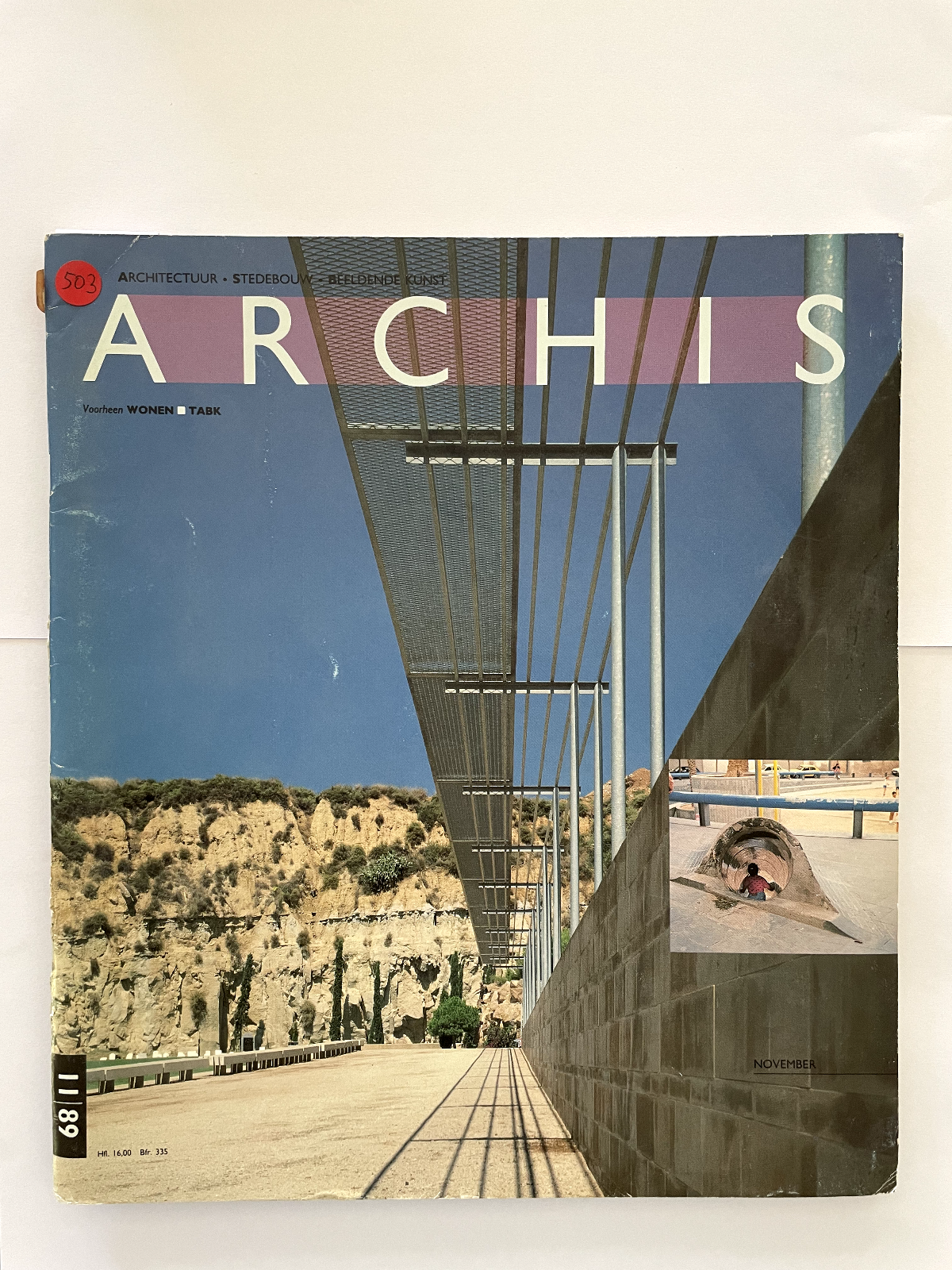 Rivista di architettura vintage Archis novembre 1989 con focus su design urbano ed elementi scultorei
