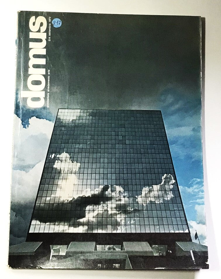 Rivista di architettura Domus numero di settembre 1972 con facciata di edificio moderno in vetro riflettente