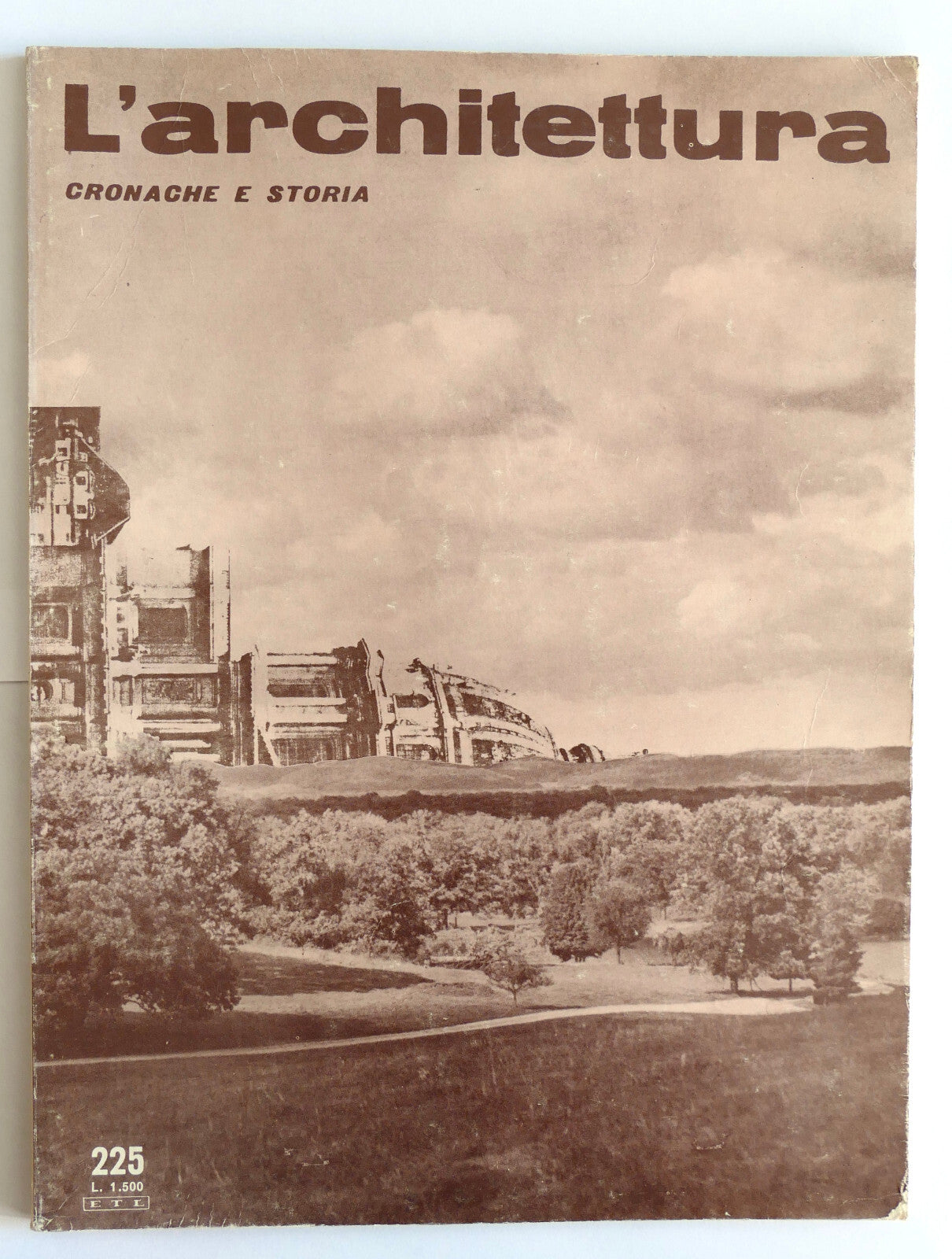 L'Architettura vintage rivista di architettura italiana numero 225 1974 con copertina di edificio storico
