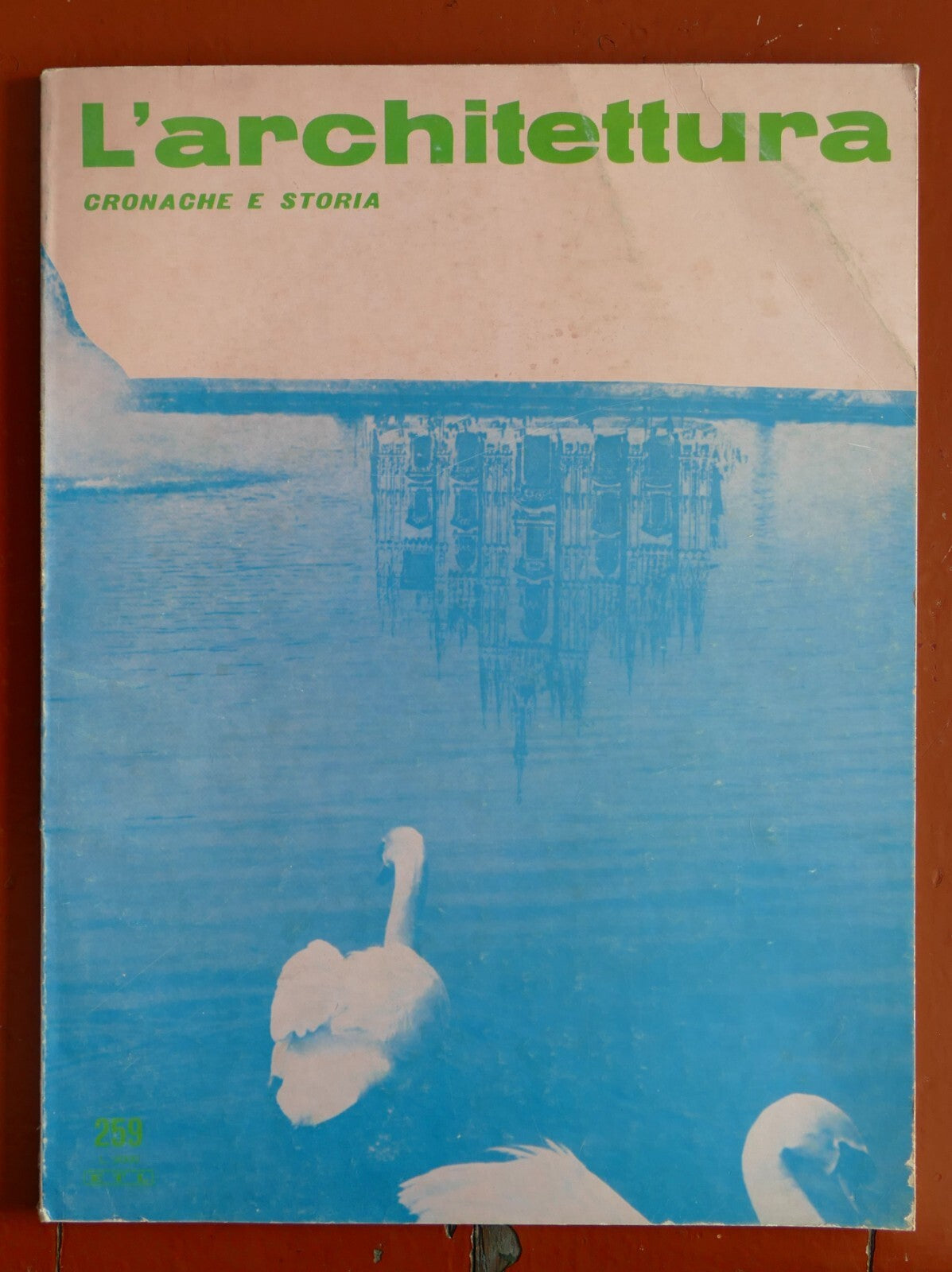 L'architettura n. 259 1977 rivista vintage di architettura italiana con copertina con riflesso di cigno e edificio