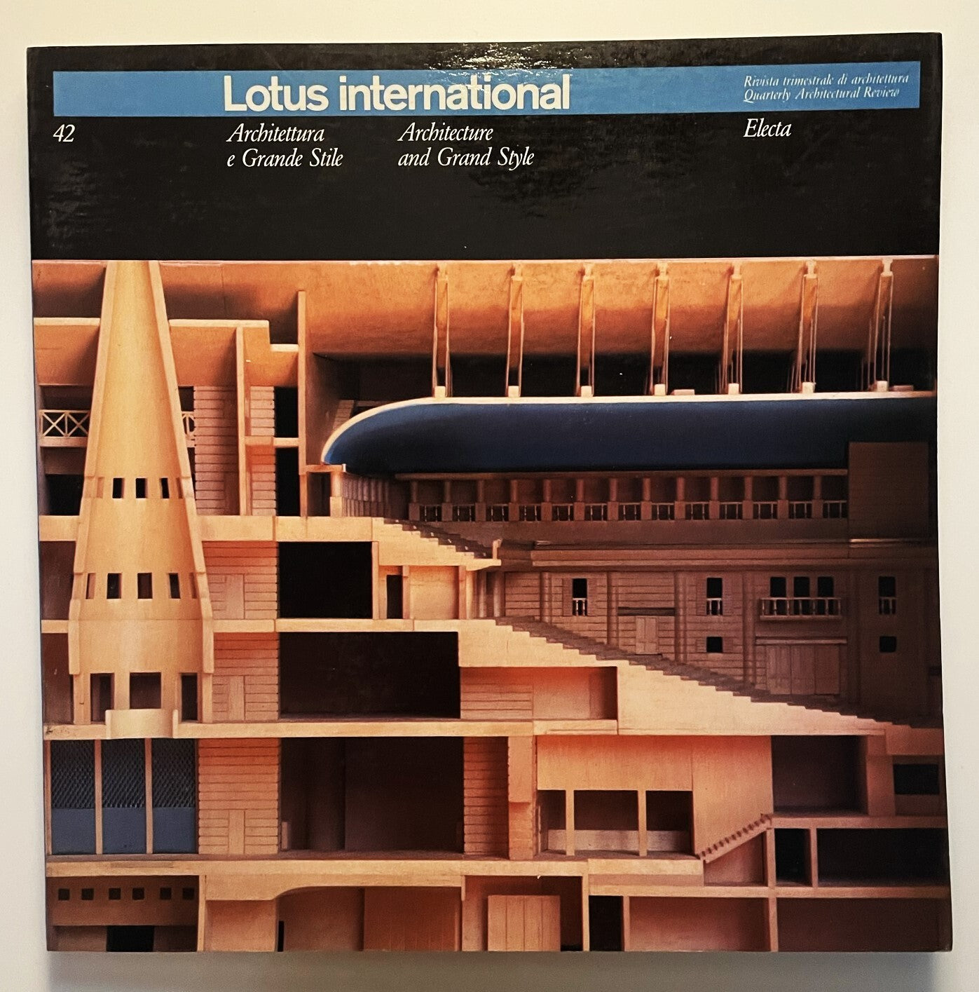 Lotus International n. 42 1984 rivista vintage di architettura italiana con copertina modello architettonico