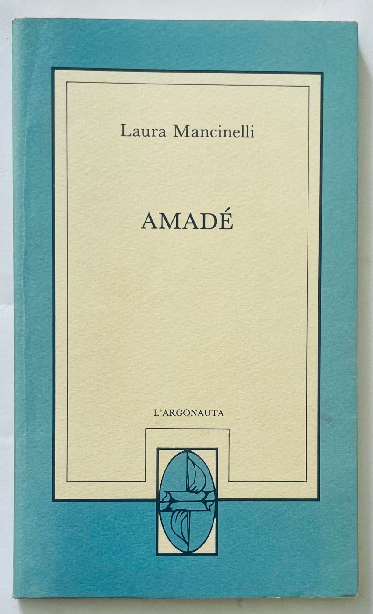 AMADE' di Laura Mancinelli libro letterario vintage con design della copertina minimalista