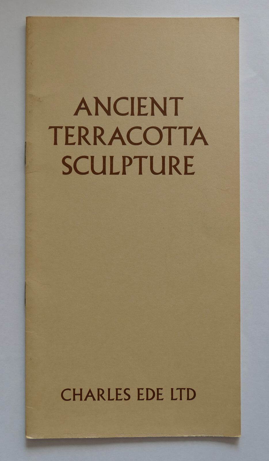 Catalogo di sculture antiche in terracotta di Charles Ede Ltd che presenta pezzi d'arte vintage