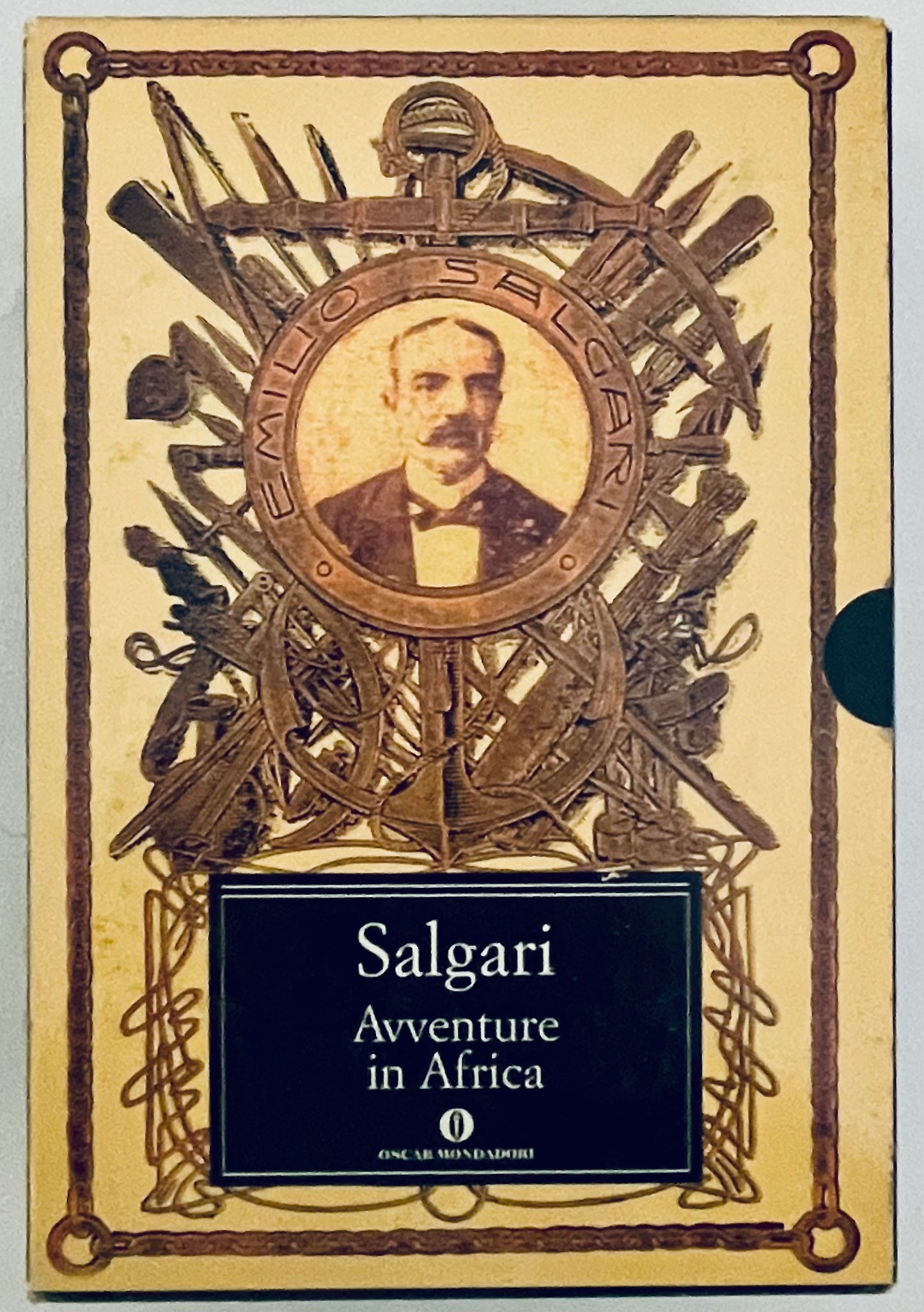Copertina del romanzo d'avventura Vintage Salgari Avventure in Africa prima edizione