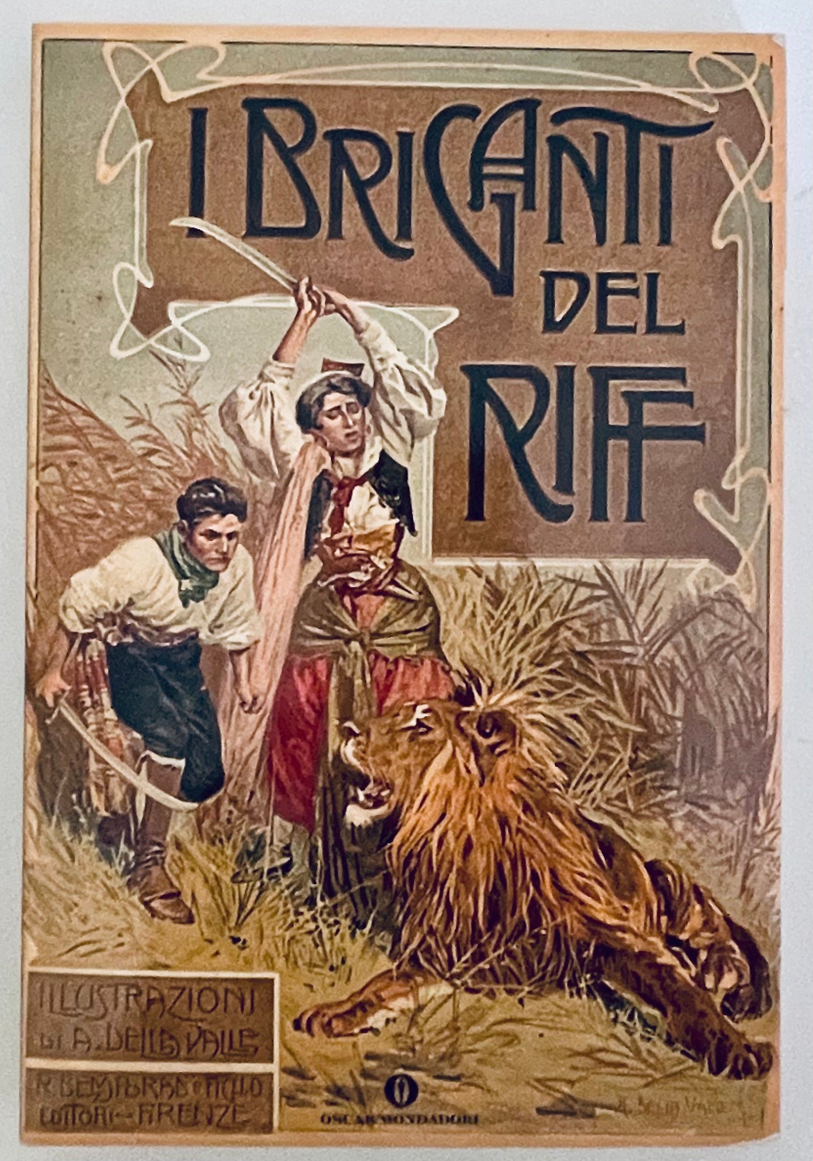 Copertina del libro d'avventura illustrato vintage I Briganti del Rif con leone e cacciatori