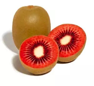 Frutto di Actinidia arguta con buccia marrone liscia e interno di polpa rossa vibrante