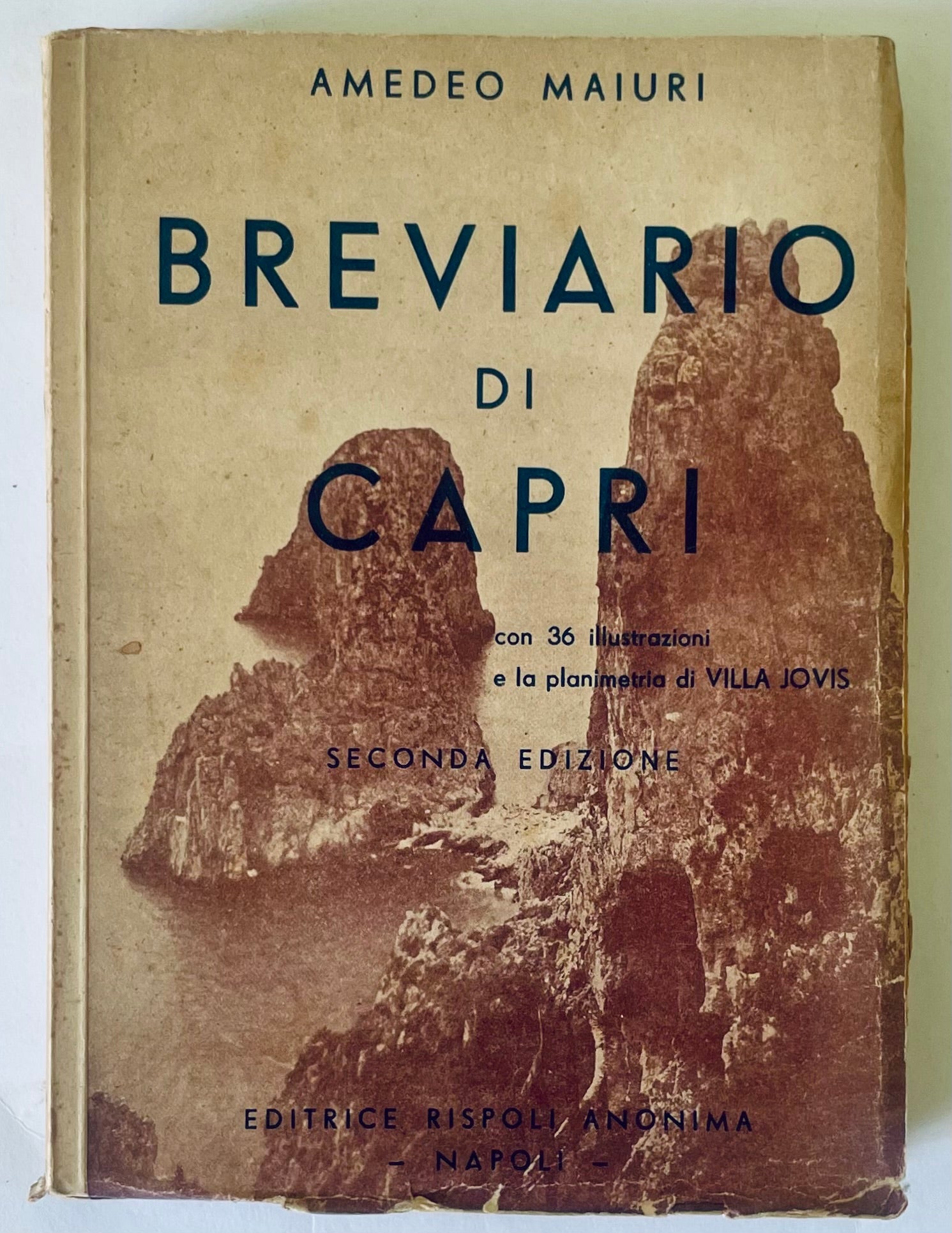 Libro Vintage Breviario di Capri seconda edizione di Amedeo Maiuri con 36 illustrazioni e mappa di Villa Jovis