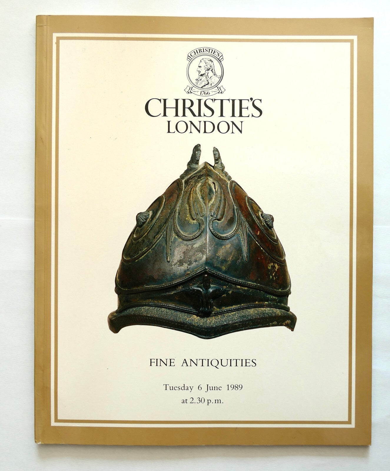 Catalogo d'asta Christie’s Londra Fine Antiquities vintage 1989 con illustrazione di elmo in bronzo