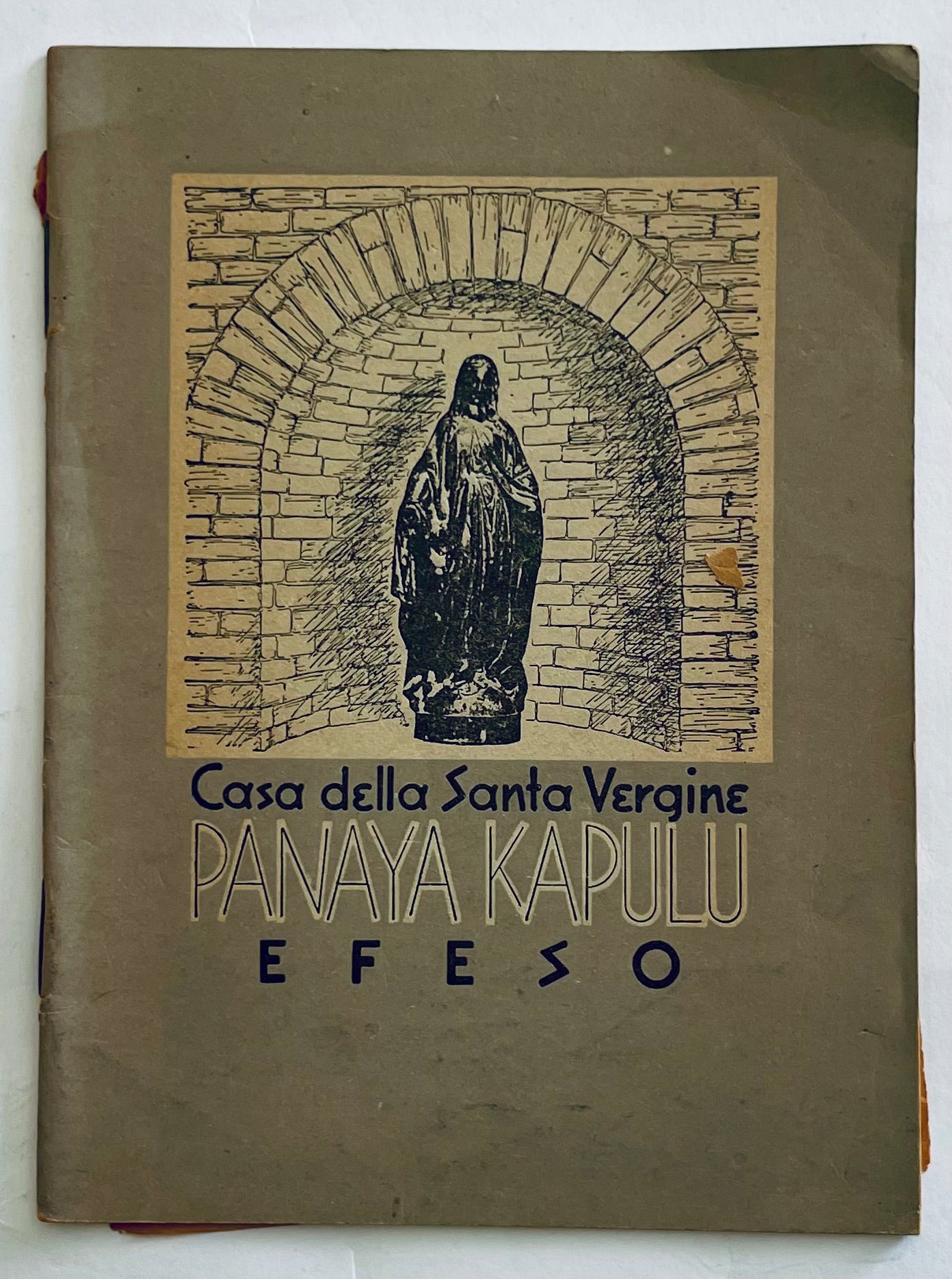 Copertina libro vintage di Casa della Santa Vergine Panaya Kapulu Efeso con illustrazione di statua religiosa