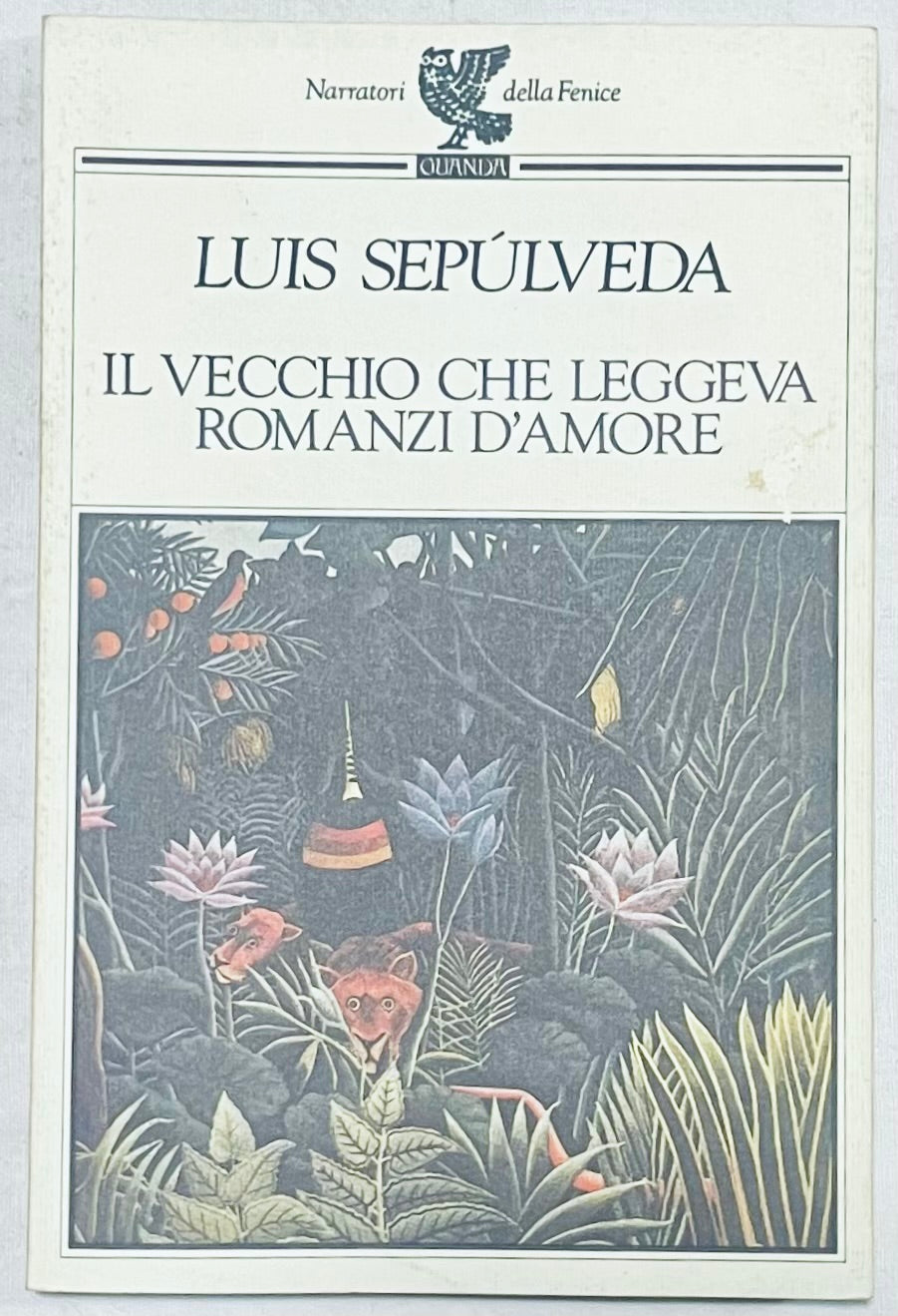 Libro vintage "Il Vecchio Che Leggeva Romanzi D'Amore" di Luis Sepúlveda con illustrazione della giungla