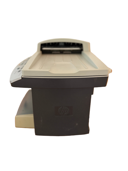 Stampante multifunzione HP LaserJet 3055 vista frontale difettosa per riciclaggio di componenti e rifiuti elettronici