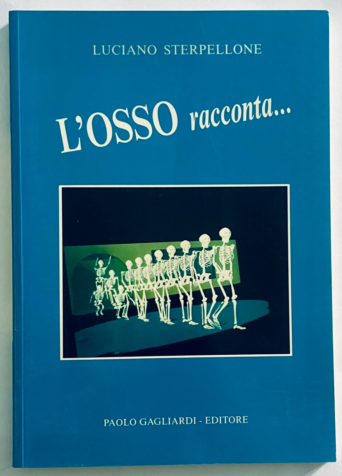 Libro "L'Osso racconta" di Luciano Sterpellone con illustrazione scheletro, pubblicazione vintage