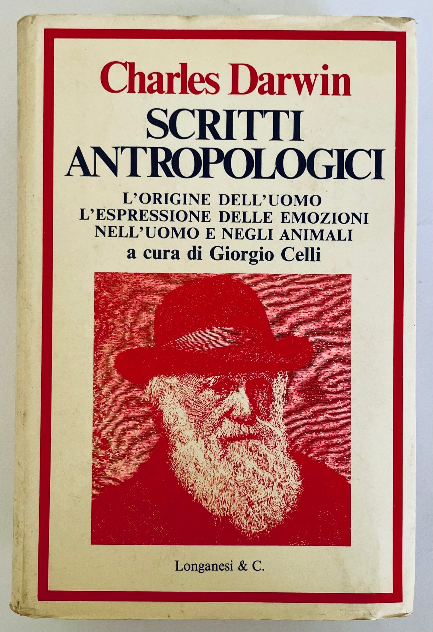 Libro vintage di scritti antropologici di Charles Darwin sulle origini umane e le emozioni