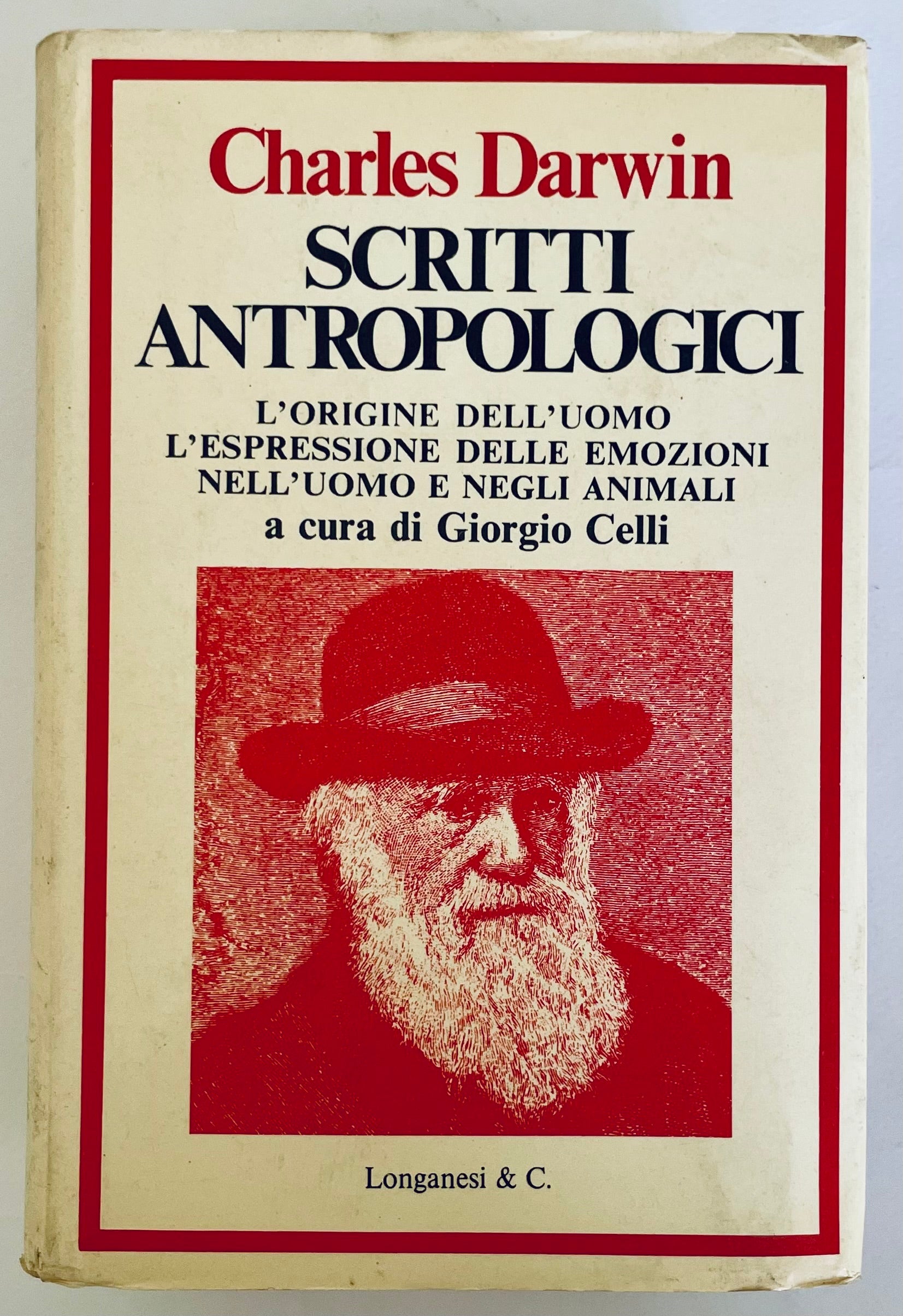 Libro vintage di scritti antropologici di Charles Darwin sulle origini umane e le emozioni