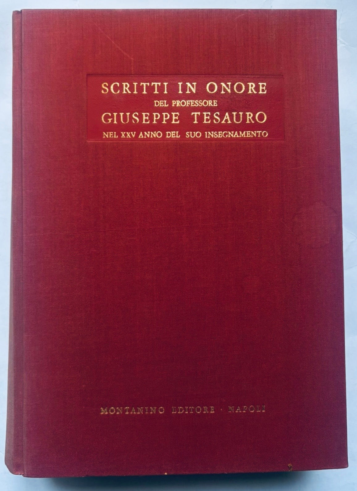 Libro rilegato in rosso intitolato SCRITTI IN ONORE DEL PROFESSORE GIUSEPPE TESAURO, pubblicazione vintage volume I