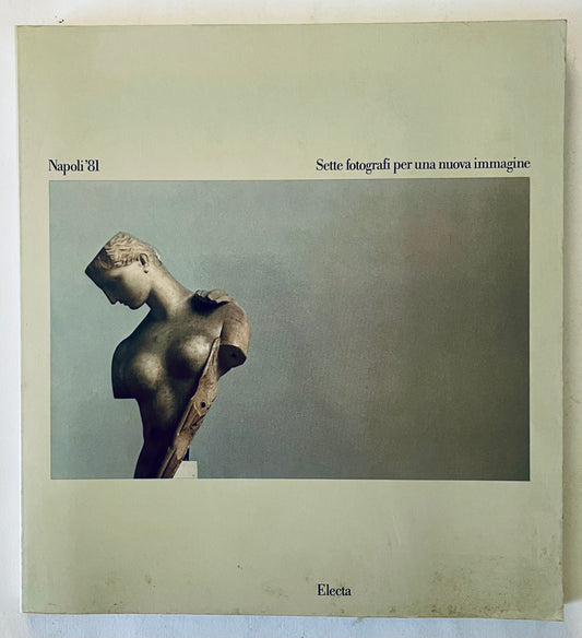 Sette fotografi per una nuova immagine Napoli '81 libro di fotografia vintage di Electa con copertina con scultura classica